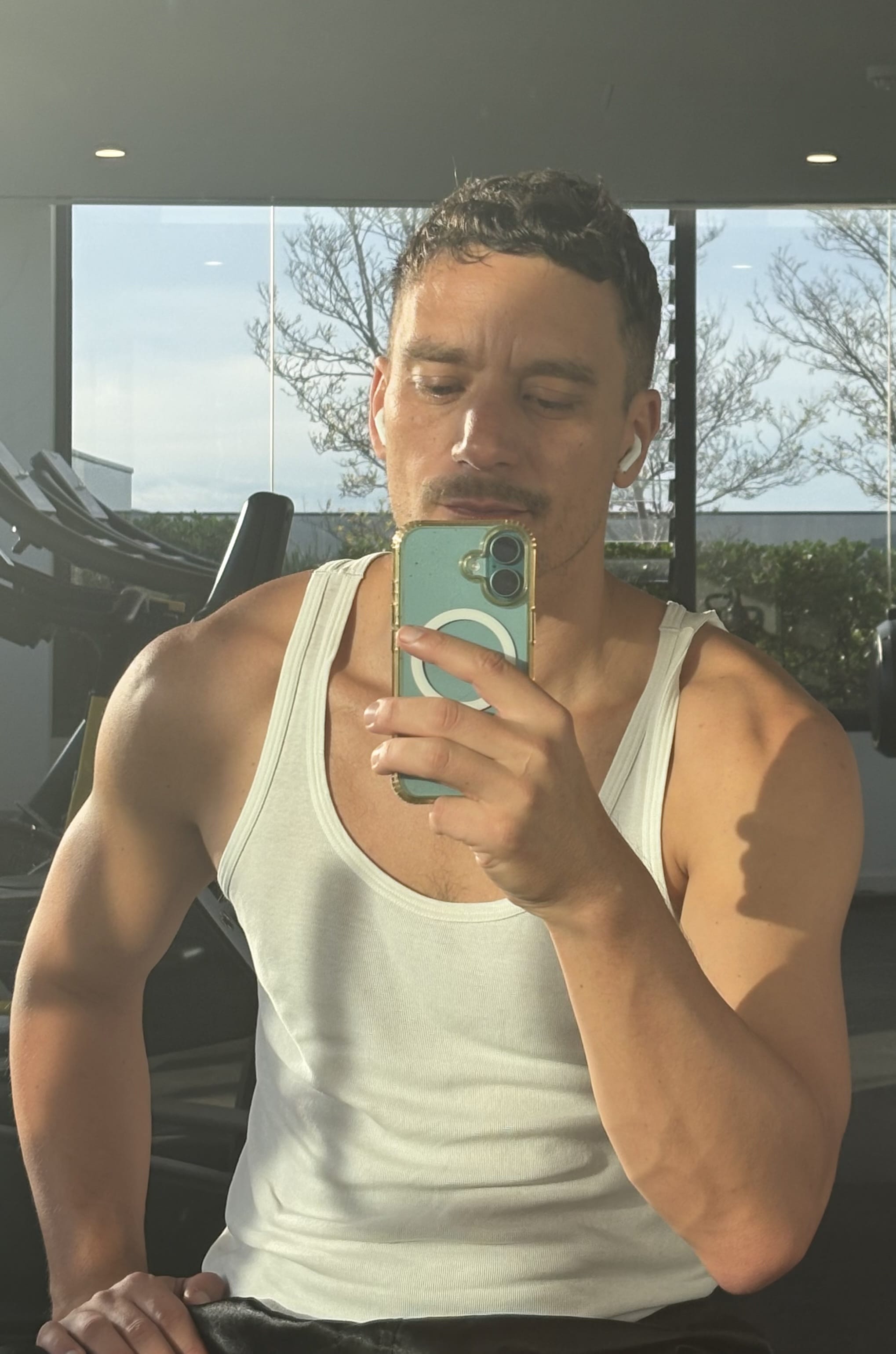 Agustin  : Relaxing and Invigorating Hawaiian Massage