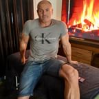 Musc4u : Great with my hands, not bad to look at!